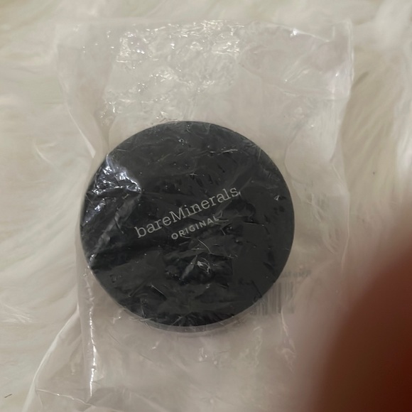 BareEssentials Foundation Powder Medium Beige - Picture 3 of 3